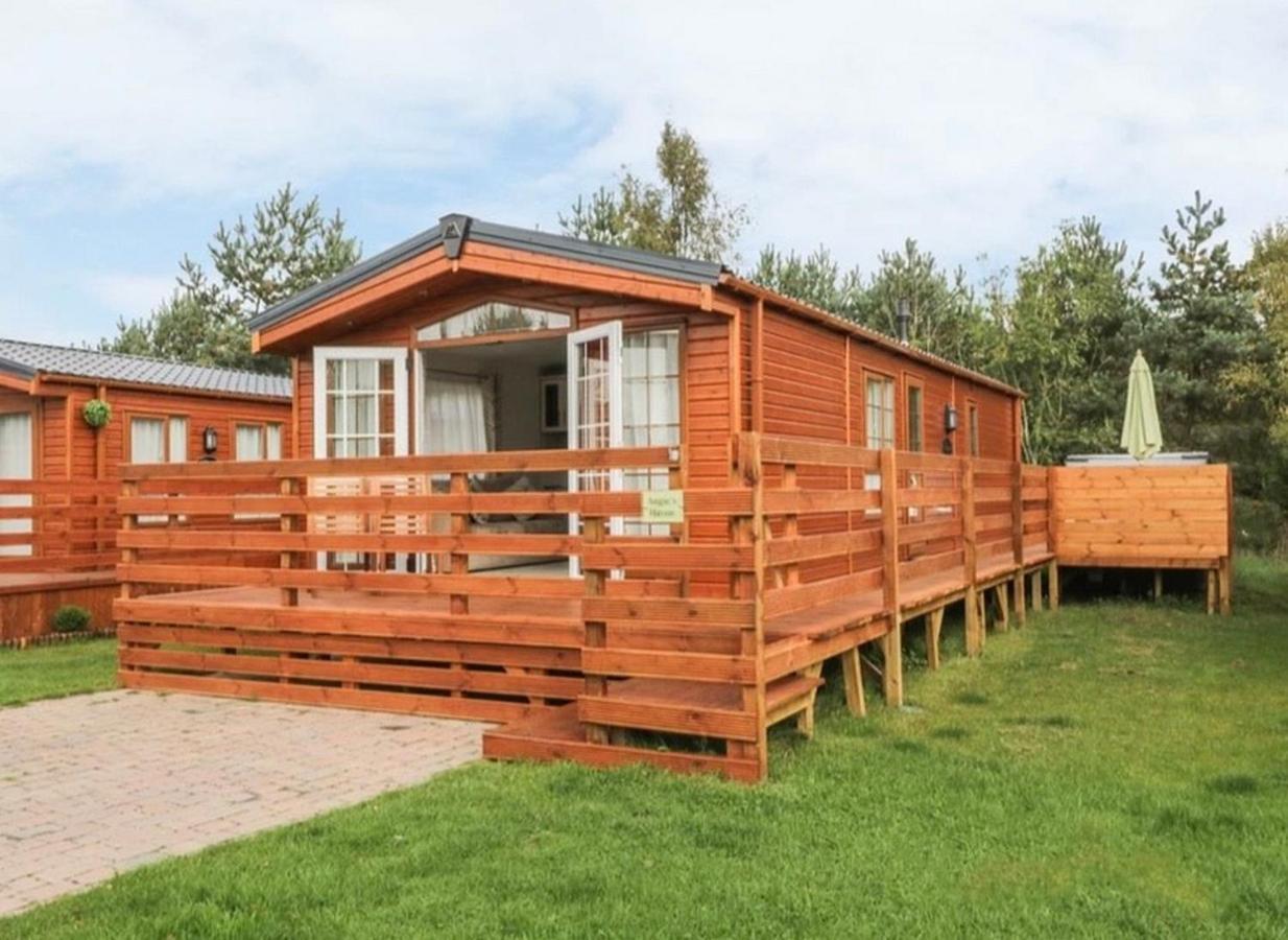 Angie'S Haven, Superb 2 Bedroom Lodge With Hot Tub - Sleeps 6 - Felmoor Park موربيث المظهر الخارجي الصورة