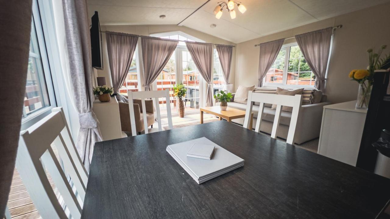Angie'S Haven, Superb 2 Bedroom Lodge With Hot Tub - Sleeps 6 - Felmoor Park موربيث المظهر الخارجي الصورة