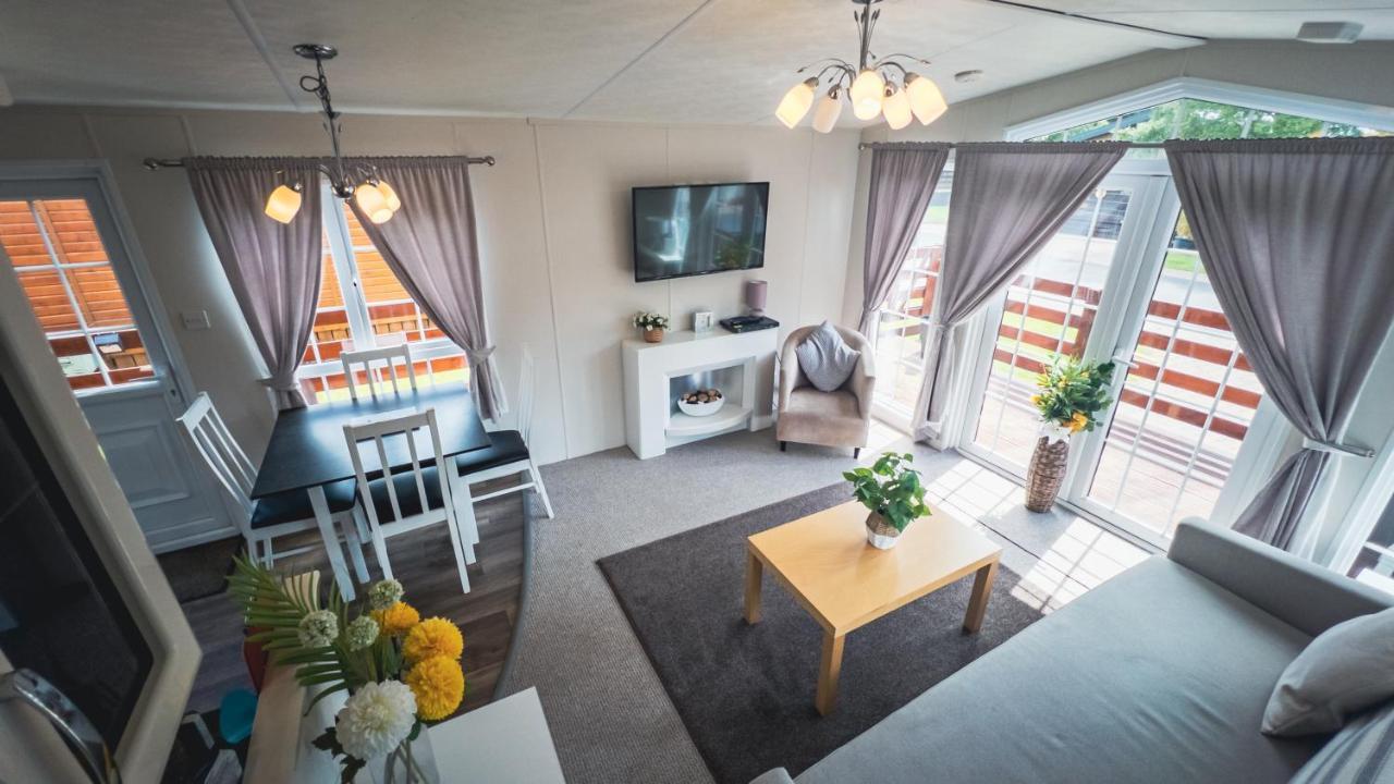 Angie'S Haven, Superb 2 Bedroom Lodge With Hot Tub - Sleeps 6 - Felmoor Park موربيث المظهر الخارجي الصورة